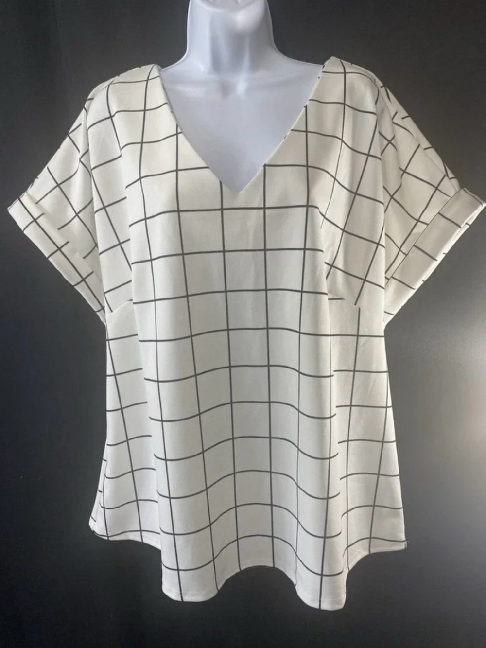 MELLODAY White V-Neck Short Sleeve Windowpane Top